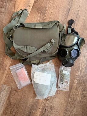 U.S. Military M40 Field Protective Field Gas Mask/Size Medium Bag And More!